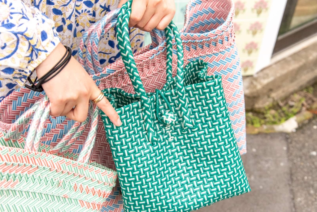 陰山織物謹製 メケアリサ MEKEARISA Gummy bag Mサイズ BL×WH - 通販 