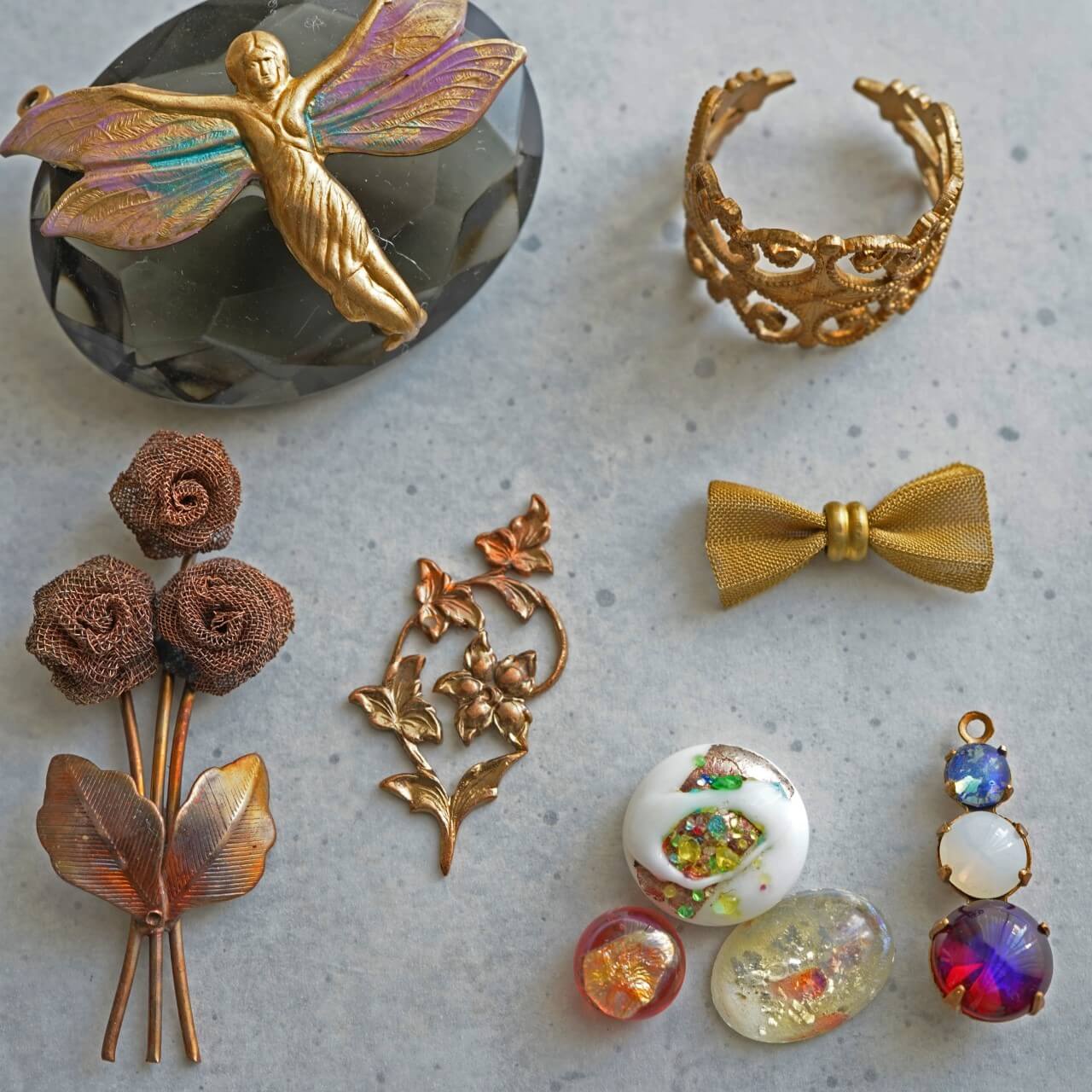 見ているだけで楽しい！ヴィンテージのアクセサリーパーツや手芸